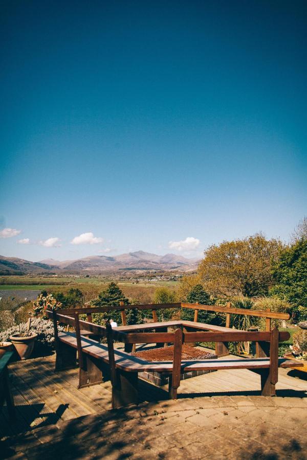 Ferlas Bed And Breakfast Penrhyndeudreath Exterior photo